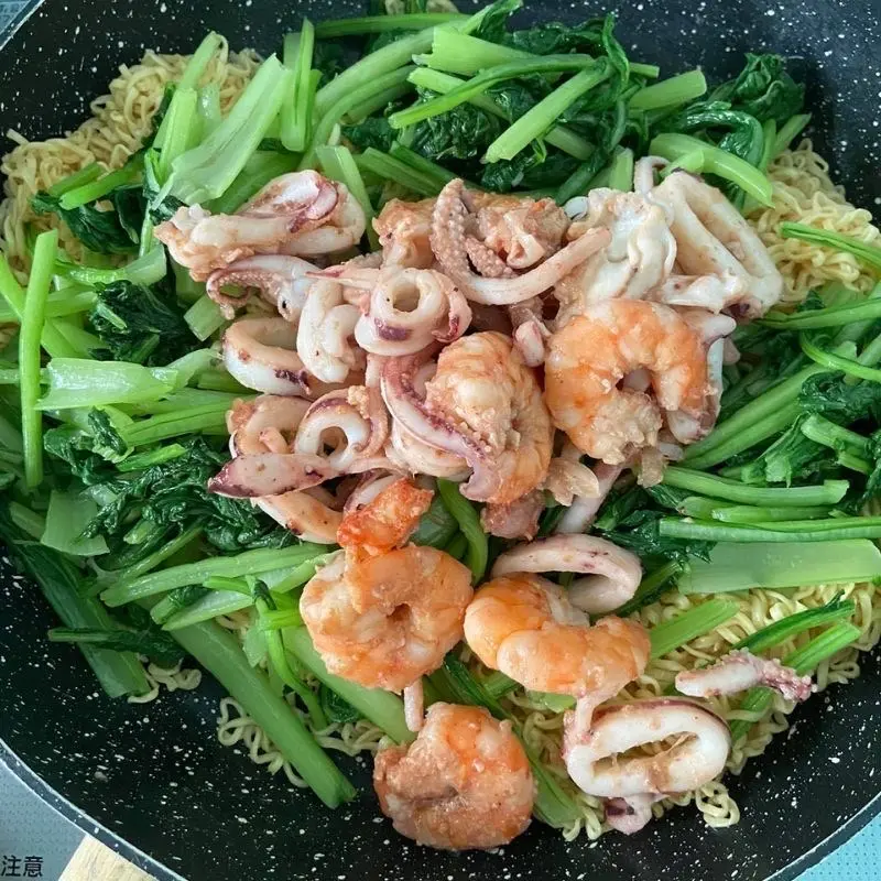 Hình ảnh Tôm mực xào rau cải