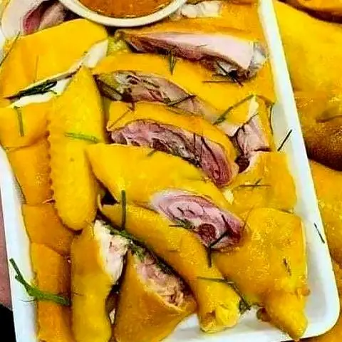 Hình ảnh Gà ủ muối hoa tiêu nguyên con chặt sẵn hấp nóng