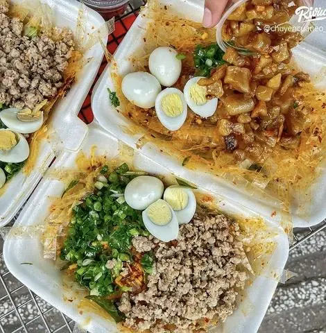 Hình ảnh Bánh tráng mỡ hành, thịt bằm, trứng lòng đào