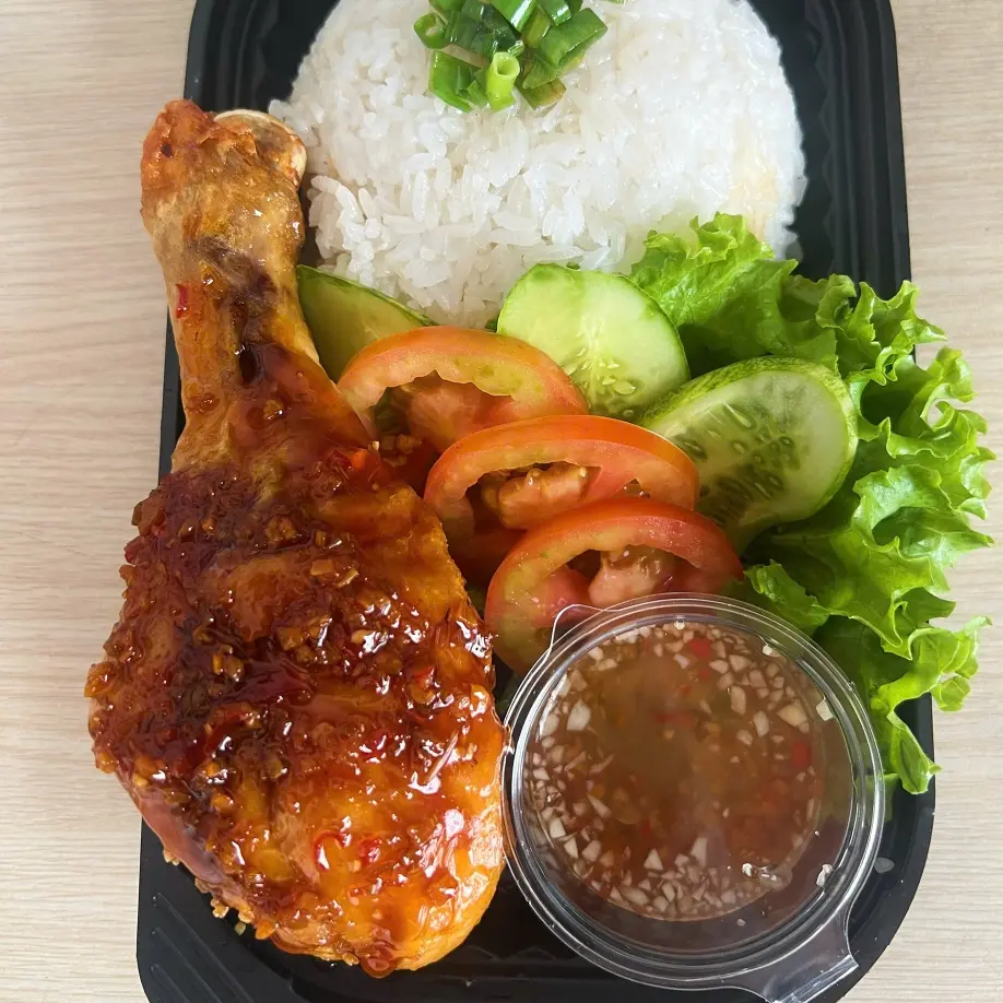 Hình ảnh Cơm đùi gà chiên sốt sa tế