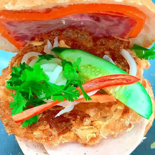 Hình ảnh Bánh mì cóc thịt chả - trứng chiên giòn