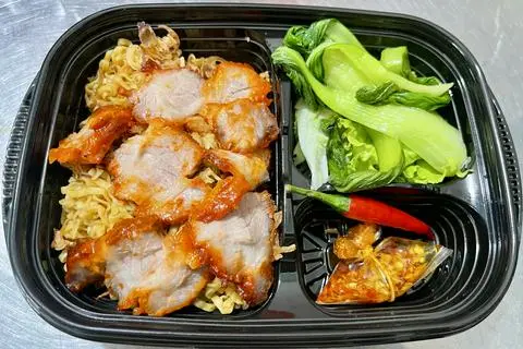 Hình ảnh mì trộn xá xíu thơm lừng  