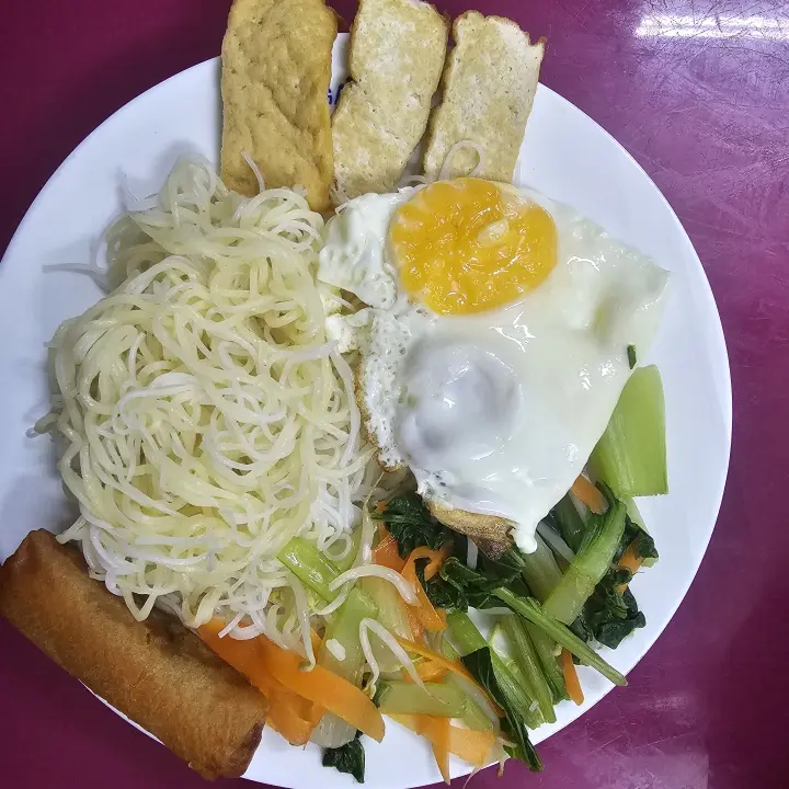 Hình ảnh bún mì xào chả giò trứng