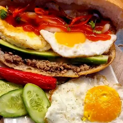 Hình ảnh Bánh mì pate 2 trứng ốp la