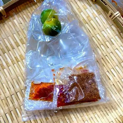 Hình ảnh Bánh tráng chấm ớt