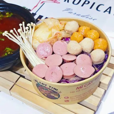 Hình ảnh Mì cay xúc xích - 4 viên cá viên 4v tôm viên ( tặng 1ly nước ngọt) 