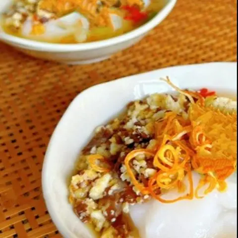 Hình ảnh Bánh Đúc Mặn Thịt, Trứng, Chả, Chà Bông, Sẵn Mắm Hành Phi