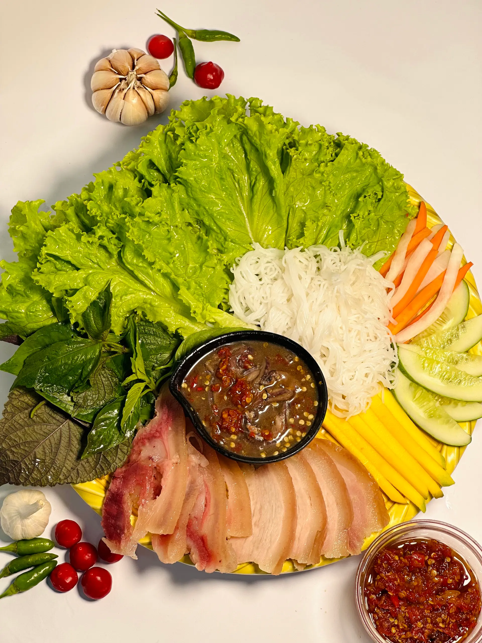 Hình ảnh Thịt, tai ngâm mắm cuốn rau rừng