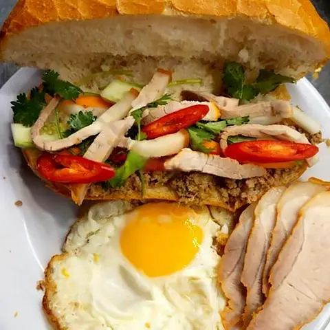 Hình ảnh Bánh mì pate trứng thịt