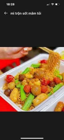 Hình ảnh mì trộn cá viên chiên mắm tỏi nhỏ 