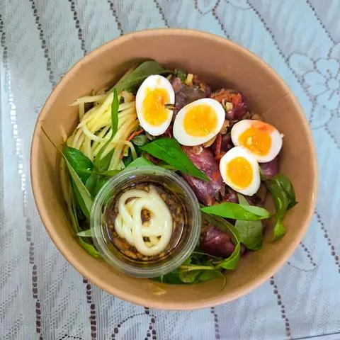 Hình ảnh Bánh tráng THANH LONG cuốn trứng cút lòng đào sốt chua cay đầy đủ topping