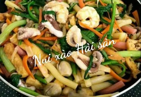 Hình ảnh nui xào hải sản rau củ sate