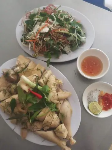 Hình ảnh Gà chăt lá chanh nguyên con - cháo gỏi