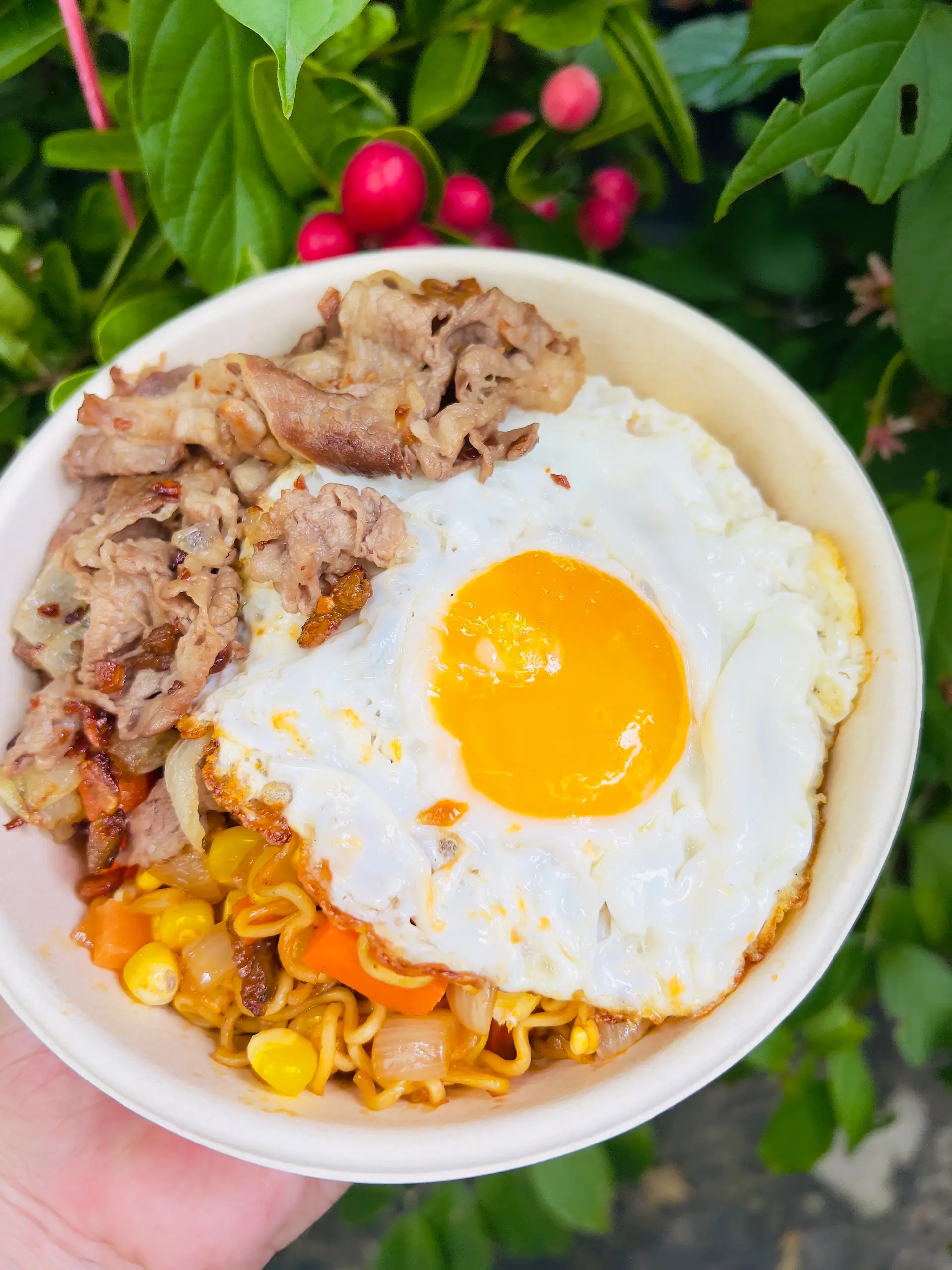Hình ảnh Mì trộn trứng - bò mỹ