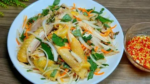 Hình ảnh Cơm Gà Ta Bóp Rau Răm