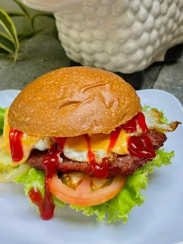 Hình ảnh hamburger gà + trứng ốp la+ phô mai