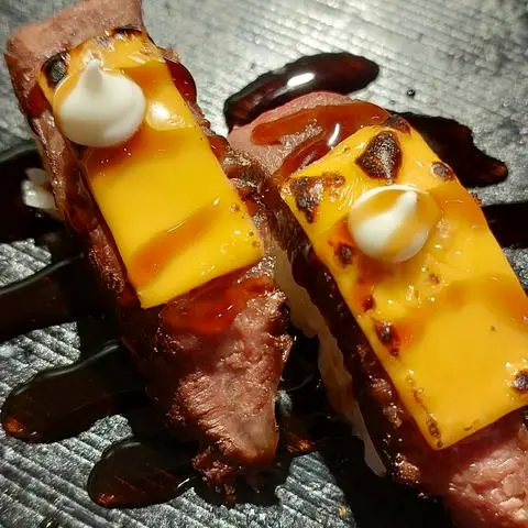 Hình ảnh Sushi Nắm Bò Mỹ phô mai (2 viên)