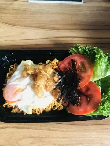Hình ảnh Mì trộn indo trứng chiên tóp mỡ