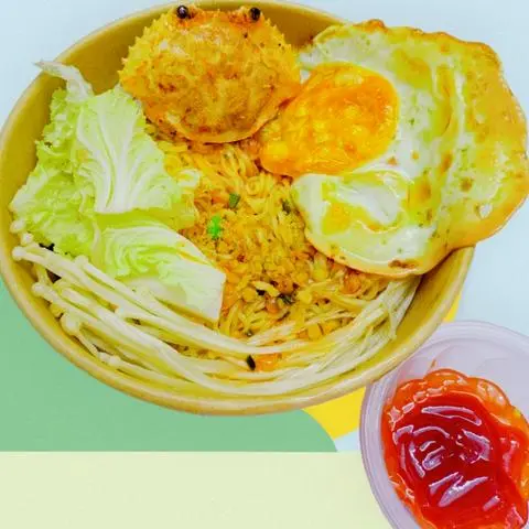 Hình ảnh Mì Trộn Sốt, Tỏi Bơ Đặc Biệt, Chả Mai Ghẹ (1 Con), Ốp La + (Kèm Tương Ớt, Cà, Rau Bắp/Cải Thảo, Nấm)
