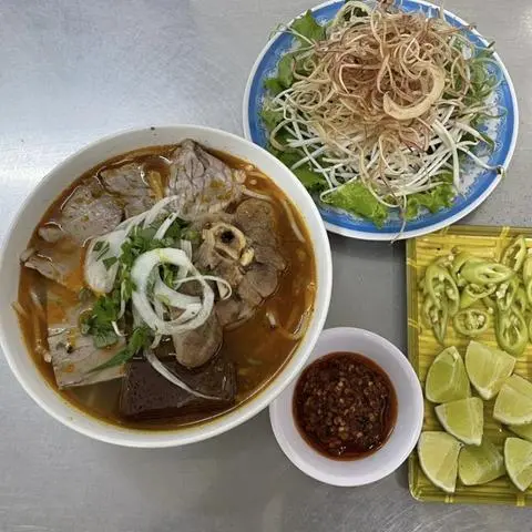 Hình ảnh Bún bò giò - nạm