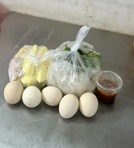 Hình ảnh Bánh Tráng Chấm Lớn + Xoài Chấm Muối 25k + 1 Nước Chấm Thêm + 5 Trứng Gà