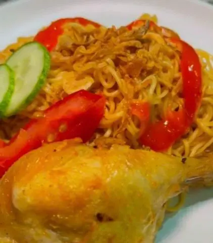 Hình ảnh Mì trộn gà chiên mắm tỏi