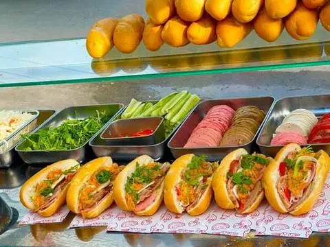 Hình ảnh bánh mì thịt nướng nước sốt Thái kèm một ly Coca
