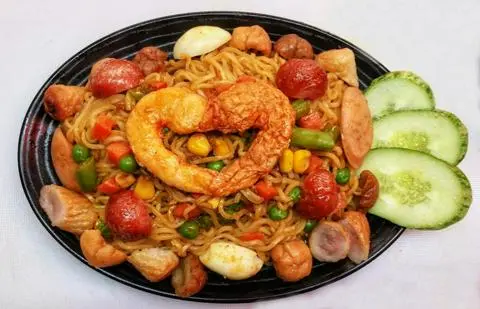 Hình ảnh Mì trộn indomie gà cuộn rong biển