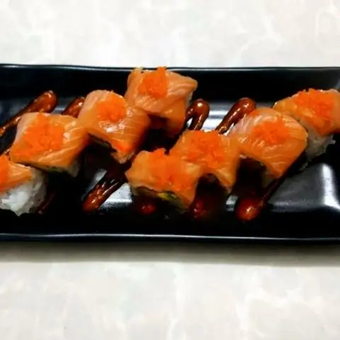 Hình ảnh Cuốn cali cá hồi sốt cay