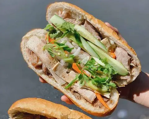Hình ảnh Bánh mì chả + ốp la
