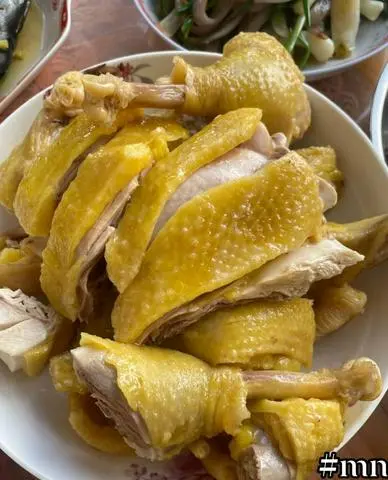 Hình ảnh Gà Luộc Nước Dừa nguyên con không đầu có trứng non bổ dưỡng