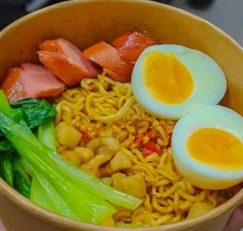 Hình ảnh mì trộn trứng luộc.xúc xích.rau củ 