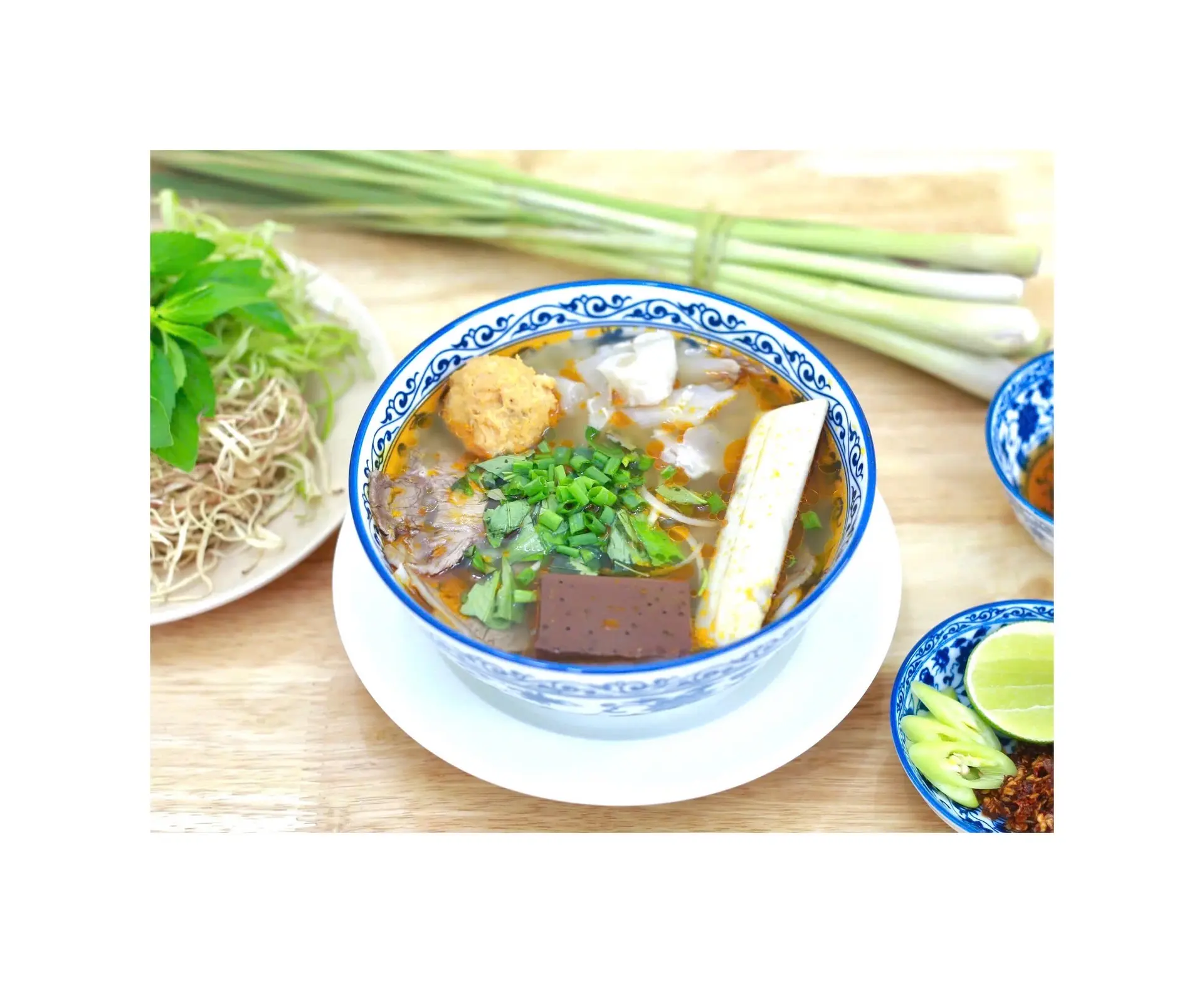 Hình ảnh Bún bò đầy đủ không giò