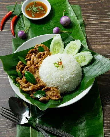 Hình ảnh Cơm Heo Thái Mỏng Xào Bi Makud Kaffir ( Lá Chúc Kaffir)