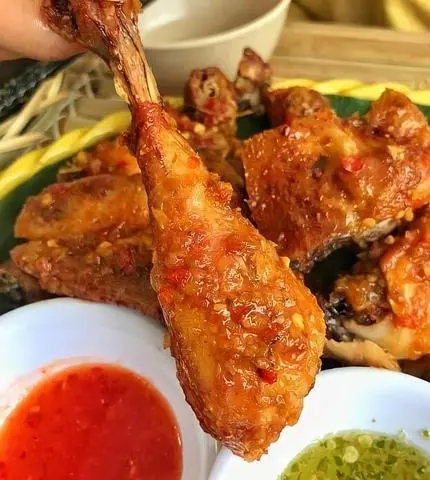 Hình ảnh Gà muối cỏ - Nguyên con