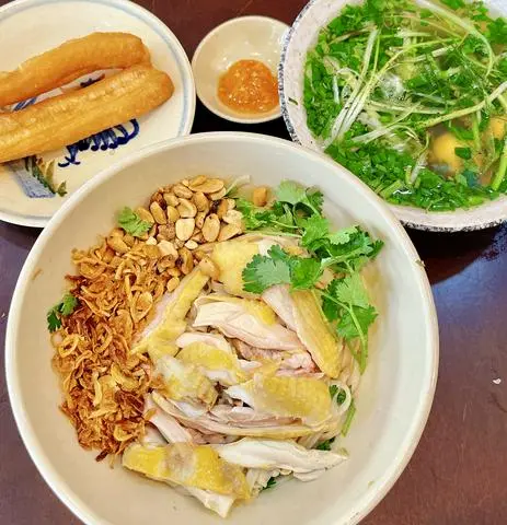 Hình ảnh Phở/miến gà trộn tô đặc biệt (gà mái dầu)