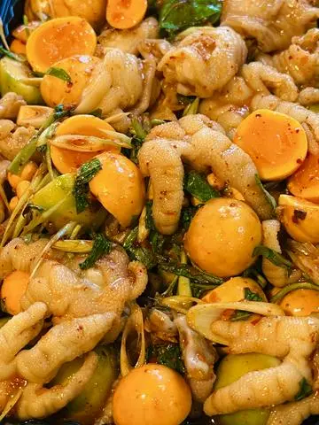 Hình ảnh Chân gà + Trứng non, Sốt Thái (Lớn)