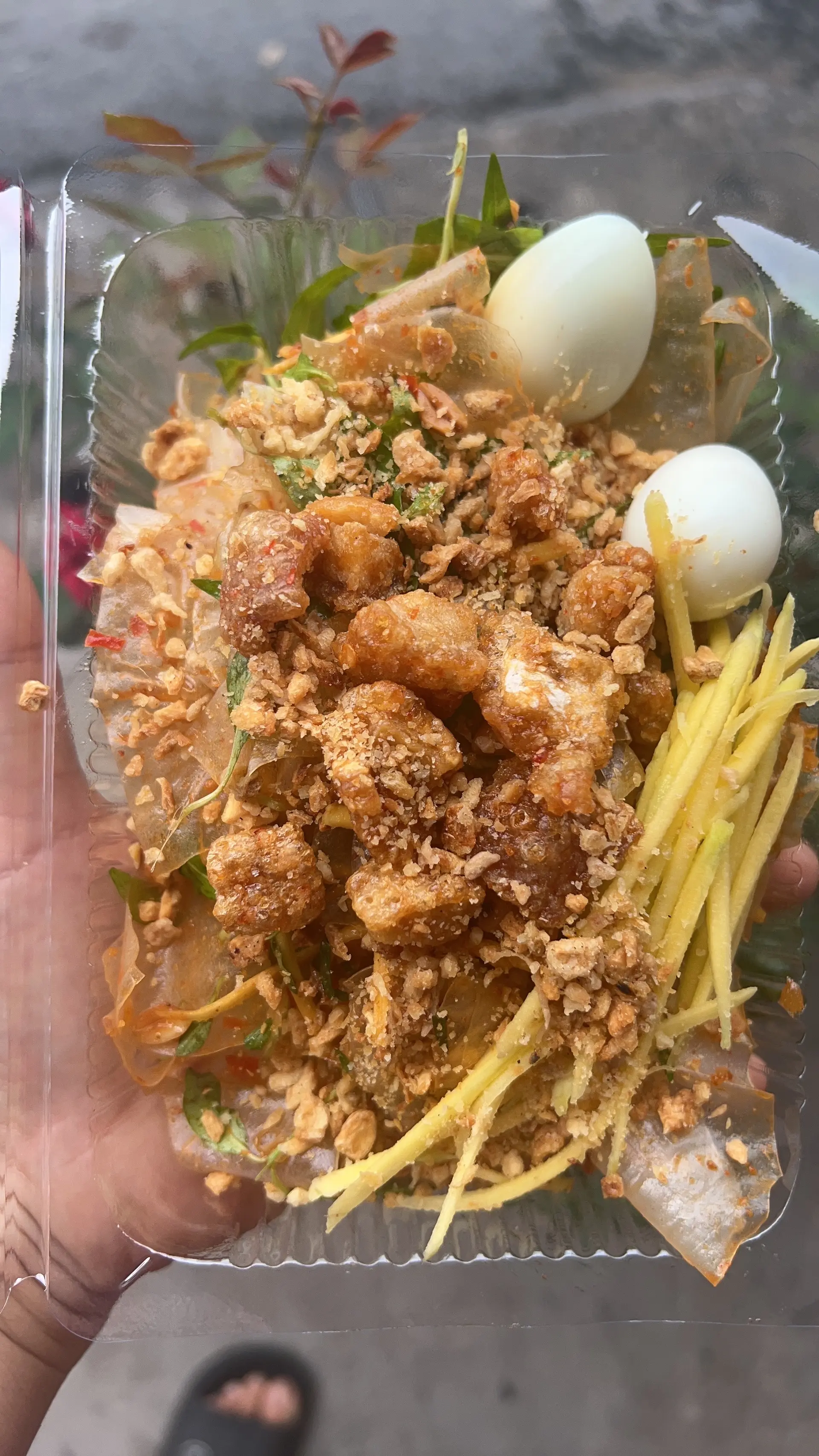 Hình ảnh bánh sợi dẻo trộn sate,tóp mỡ giòn,trứng cút 