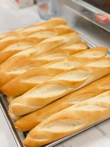 Hình ảnh Bánh mì baguette dài 