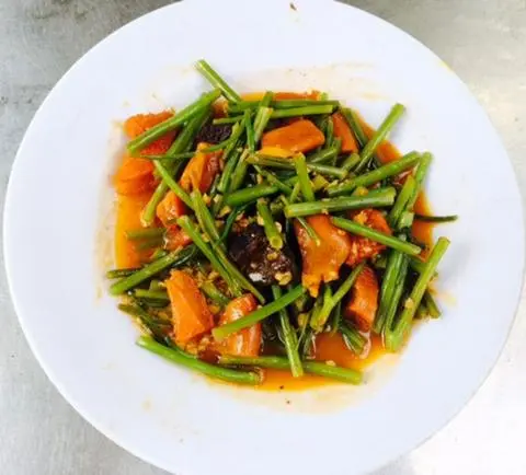 Hình ảnh Phá lấu xào rau muống phần vừa
