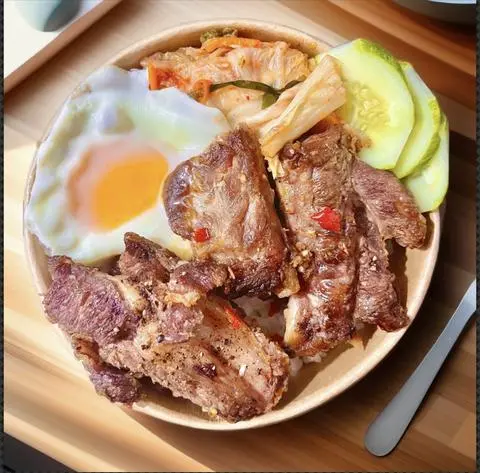Hình ảnh Cơm sườn cây - trứng - kim chi