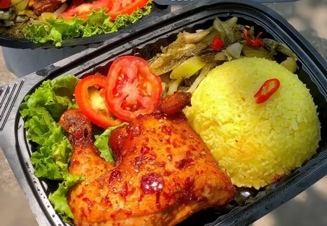 Hình ảnh Cơm gà xối mỡ góc tư lớn