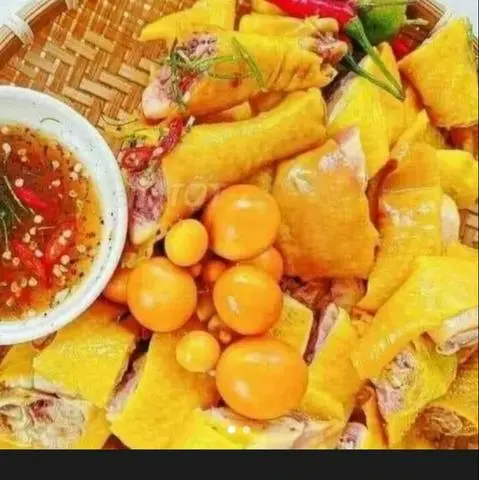 Hình ảnh Gà Ủ Muối Hoa Tiêu 1/2 Con Ôm Trứng - có nước chấm + rau dưa