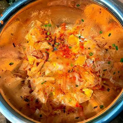 Hình ảnh Bánh tráng phơi sương trộn tóp mỡ, mỡ hành hành phi
