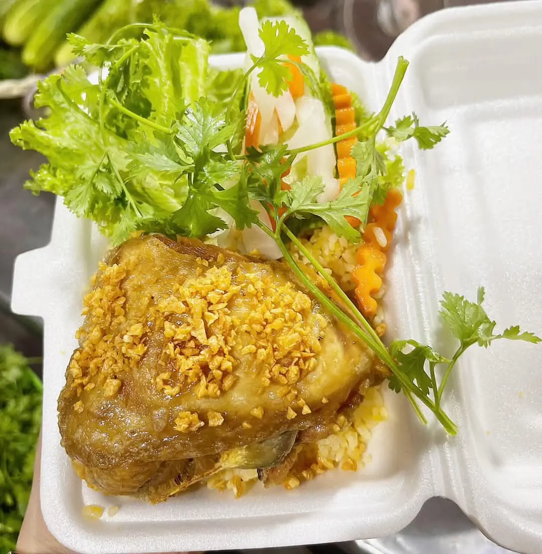 Hình ảnh Cơm Gà Sốt Mắm Tỏi - Má Gà ( Phần lớn)