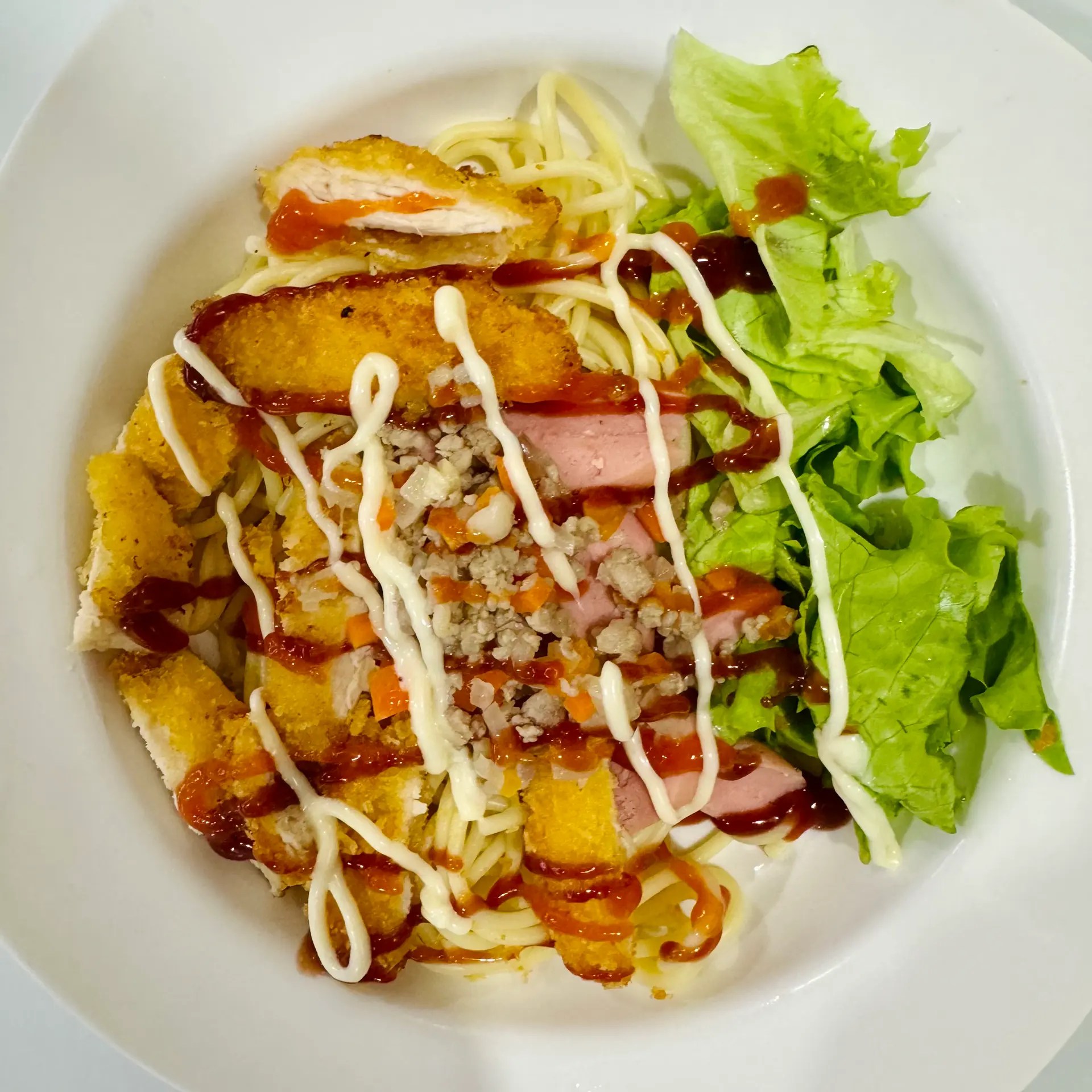 Hình ảnh Mì ý bò bằm xúc xích gà chiên ( tặng trà chanh )