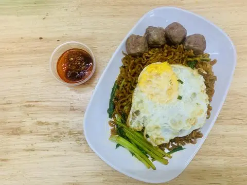 Hình ảnh MÌ TƯƠNG ĐEN - TRỨNG CHIÊN BÒ VIÊN CHAY