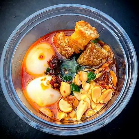 Hình ảnh Bánh tráng chấm sốt bơ tóp mỡ đặc biệt