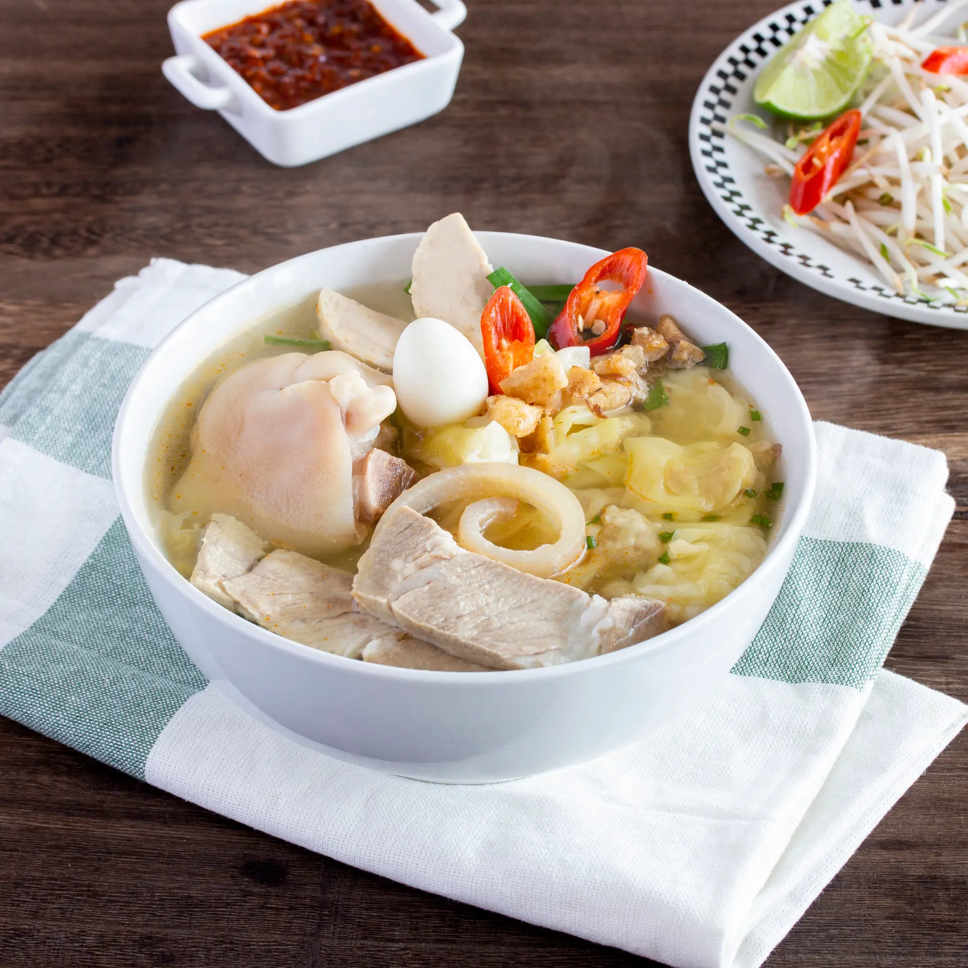 Hình ảnh Hoành thánh thập cẩm giò