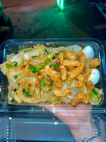 Hình ảnh Bánh tráng trộn muối nhuyễn mỡ hành da heo trứng cút